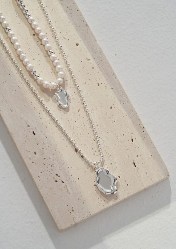 Silver colored pearl necklace - Image 3