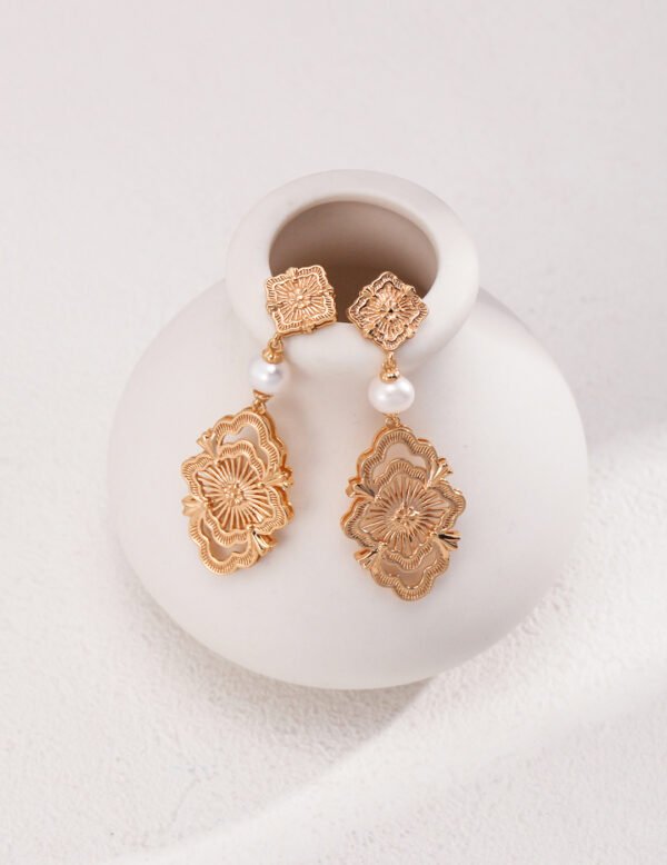 Elegant Retro Dongfeng Pure Silver Pearl Earrings