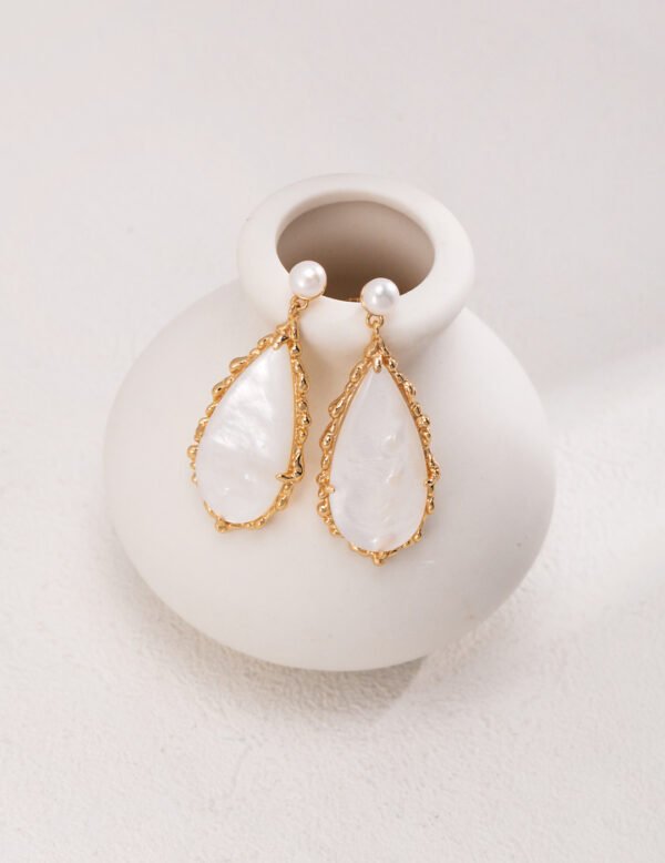 Water droplet pearl earrings